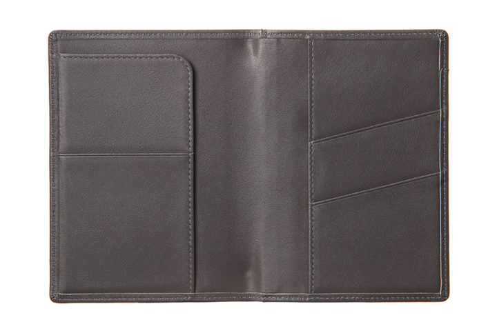 Qble_calfskin-leather_passport-case_gray_inside