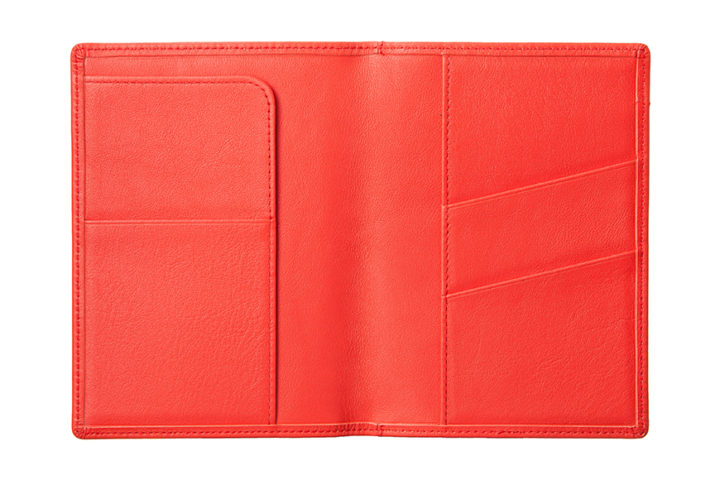 Qble_calfskin-leather_passport-case_red_inside